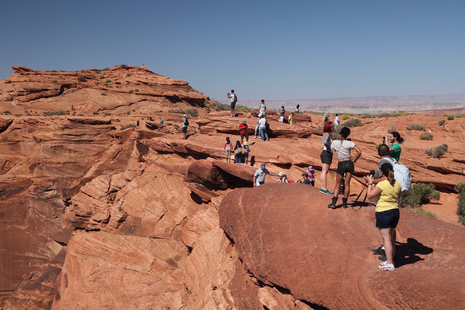 Visitors on the rim at Horseshoe Bend